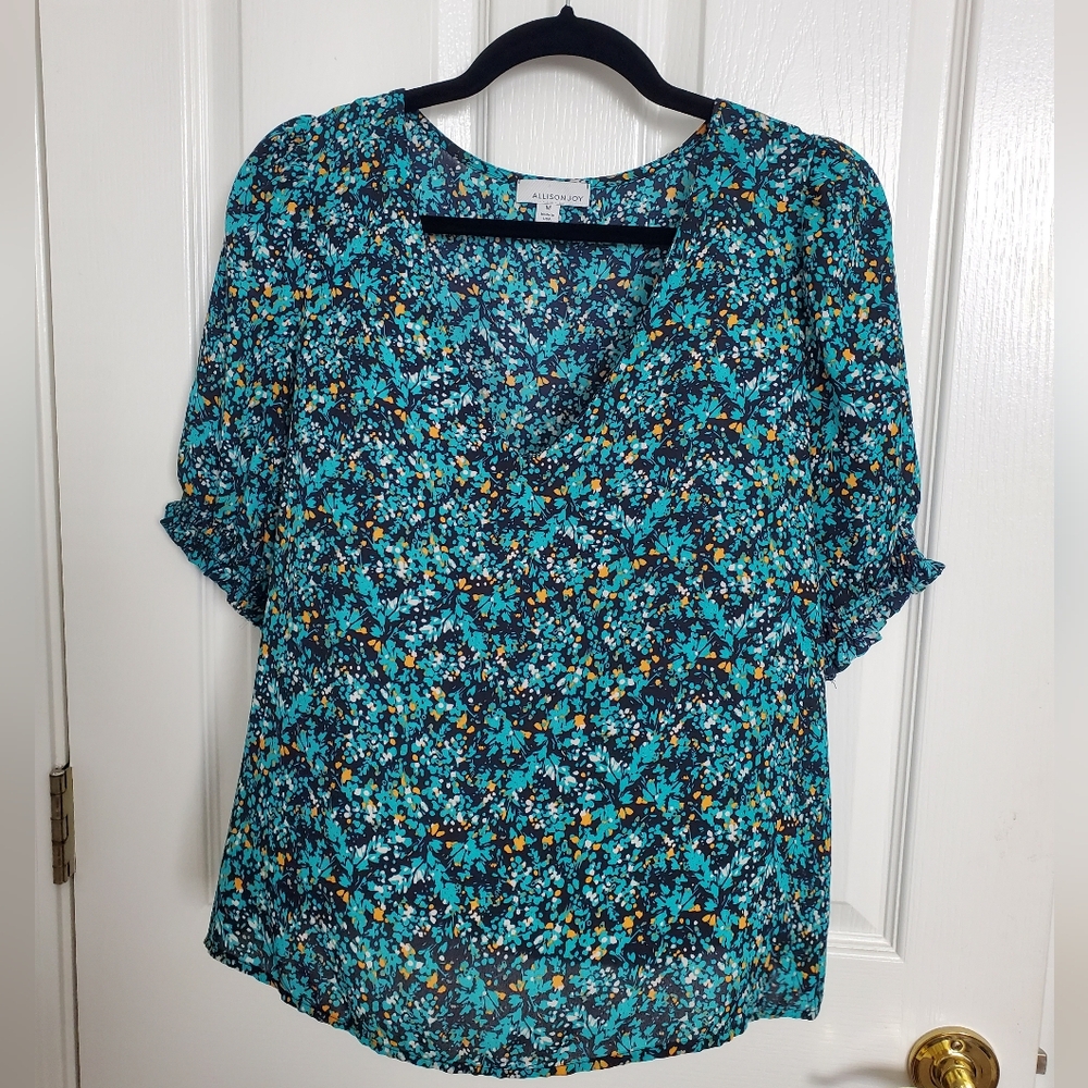 Evereve - Allison Joy - Floral V-Neck Blouse Size M